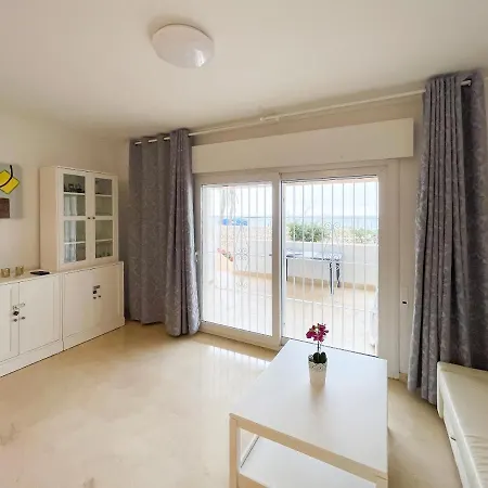 61-beach Front With Stunning Views In Lejlighed